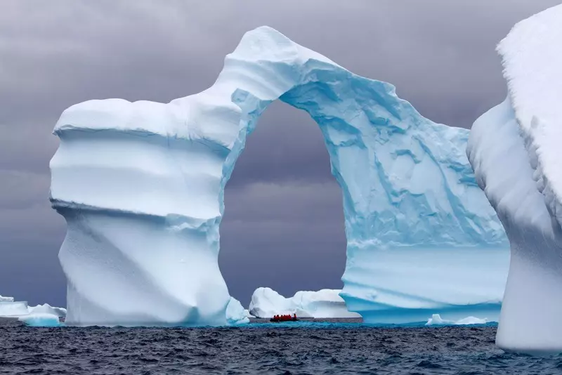 Arch-Iceberg-Antarctica_shabavizparvaz.jpg