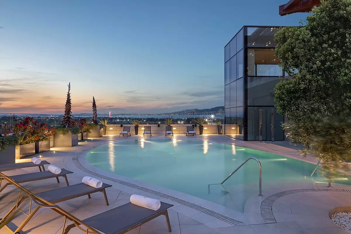 استخر روباز هتل حیات ریجنسی ازمیر