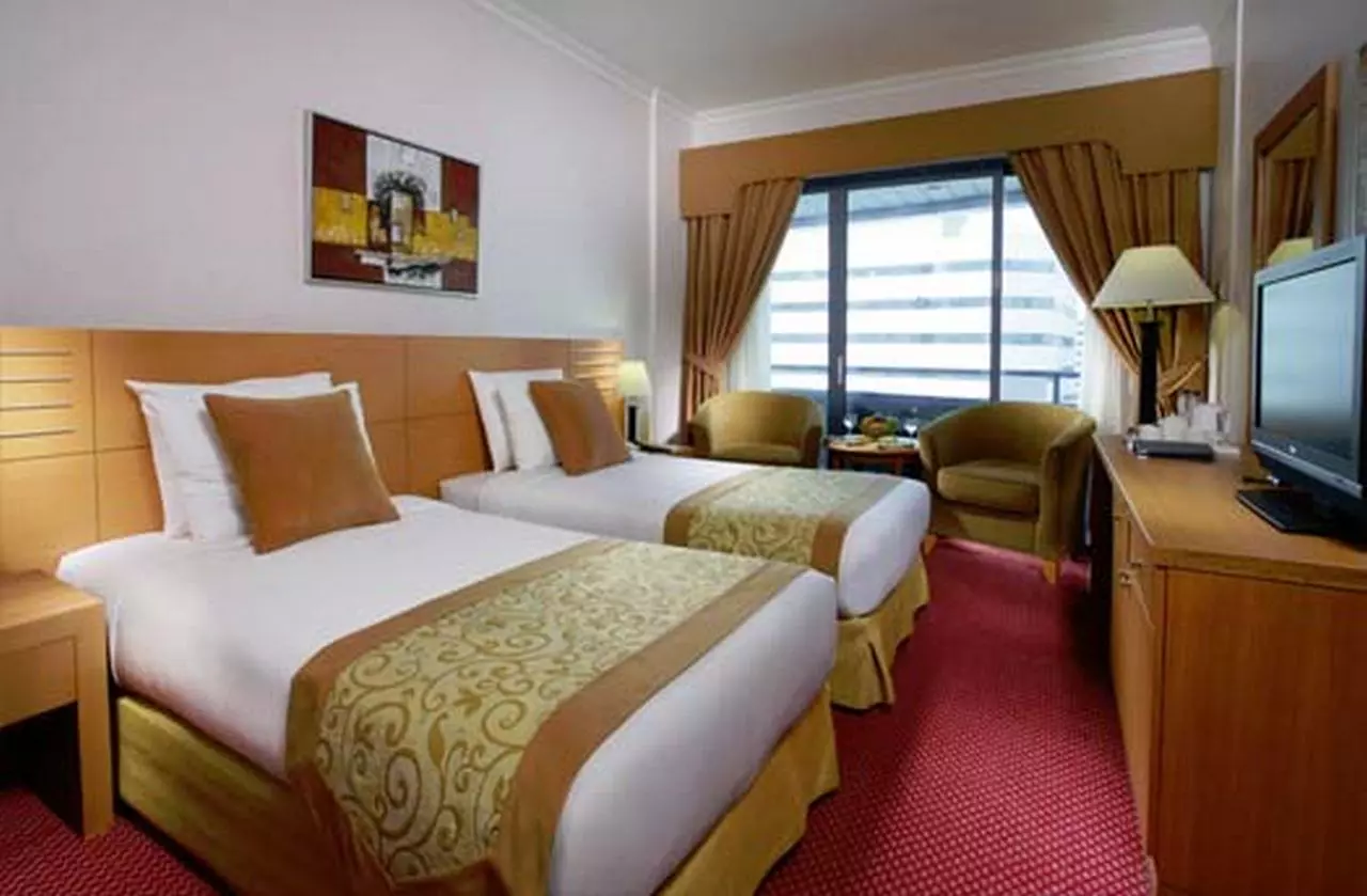 METROPOLITAN_EDIT.jpg METROPOLITAN_EDIT.jpg