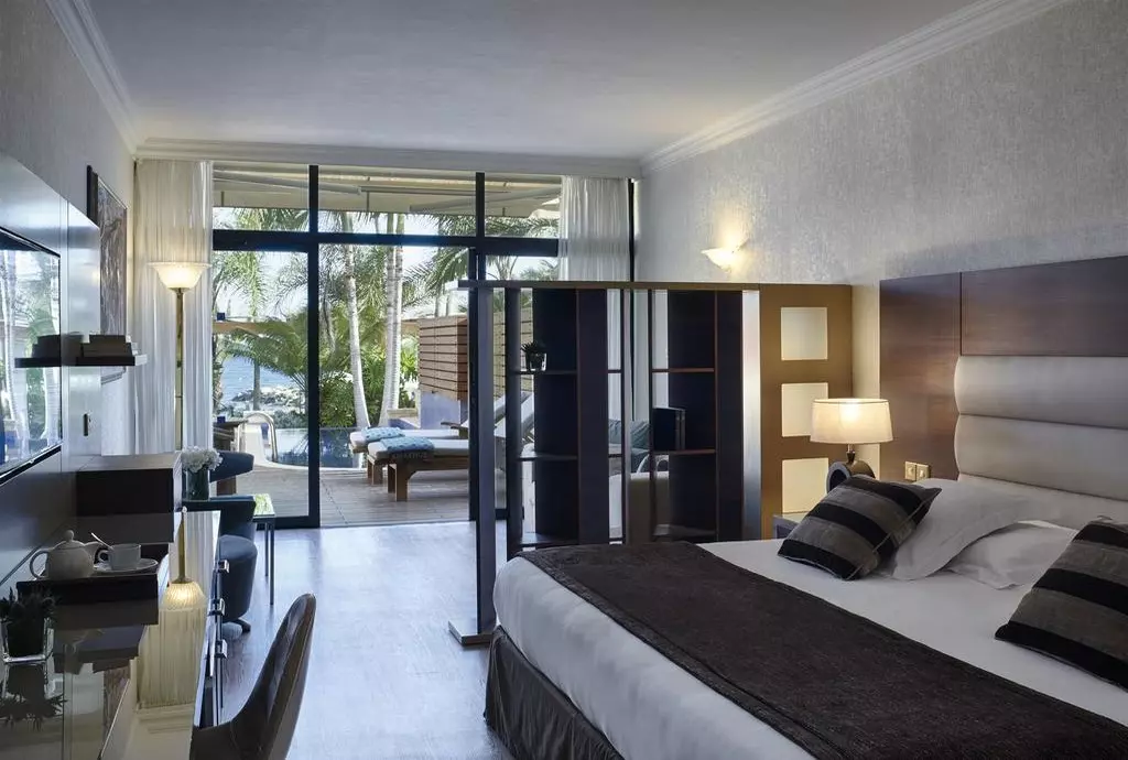 amathus_beach_hotel_limassol_shabavizparvaz_04.jpg