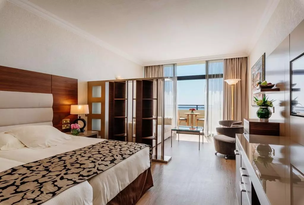 amathus_beach_hotel_limassol_shabavizparvaz_07.jpg