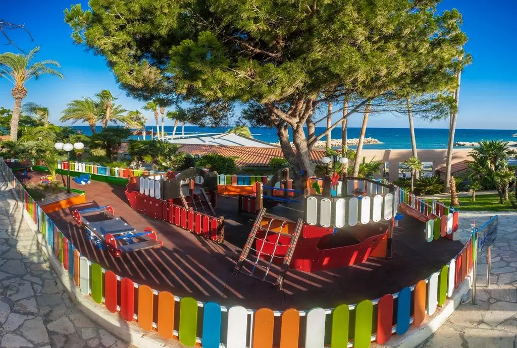 amathus_beach_hotel_limassol_shabavizparvaz_17.jpg