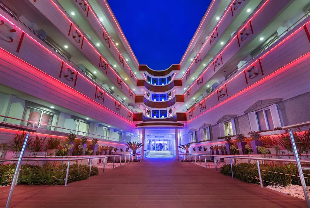 catamaran_resort_shabavizparvaz_06.jpg