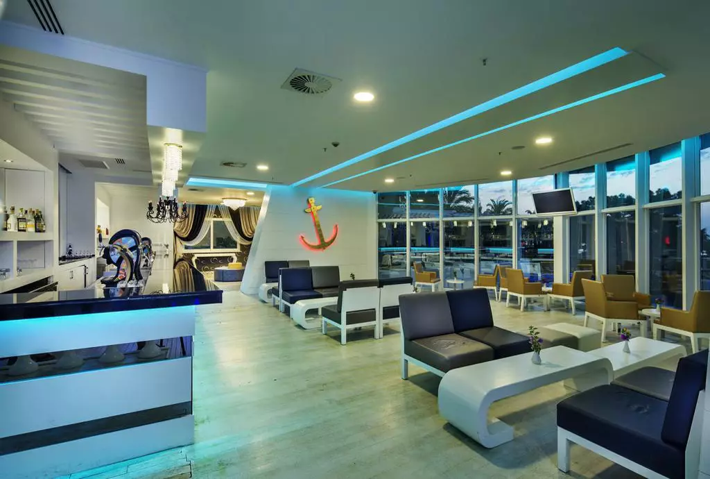 catamaran_resort_shabavizparvaz_08.jpg