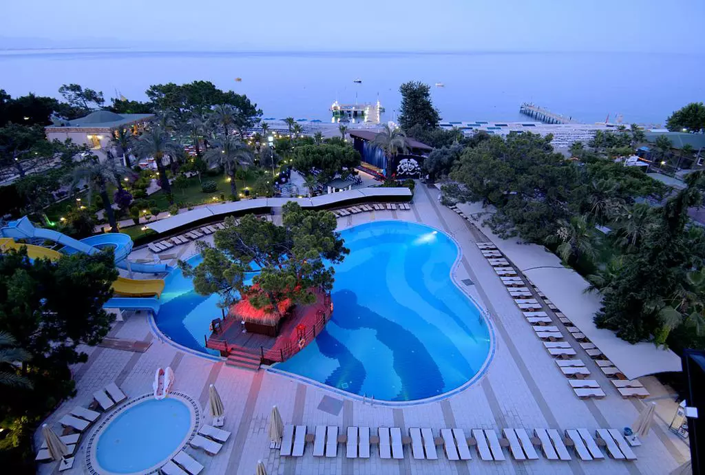 catamaran_resort_shabavizparvaz_09.jpg