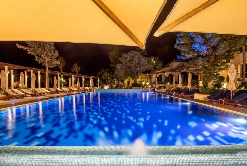 cloumbia_beach_resort_limassol_shabavizparvaz_05.jpg