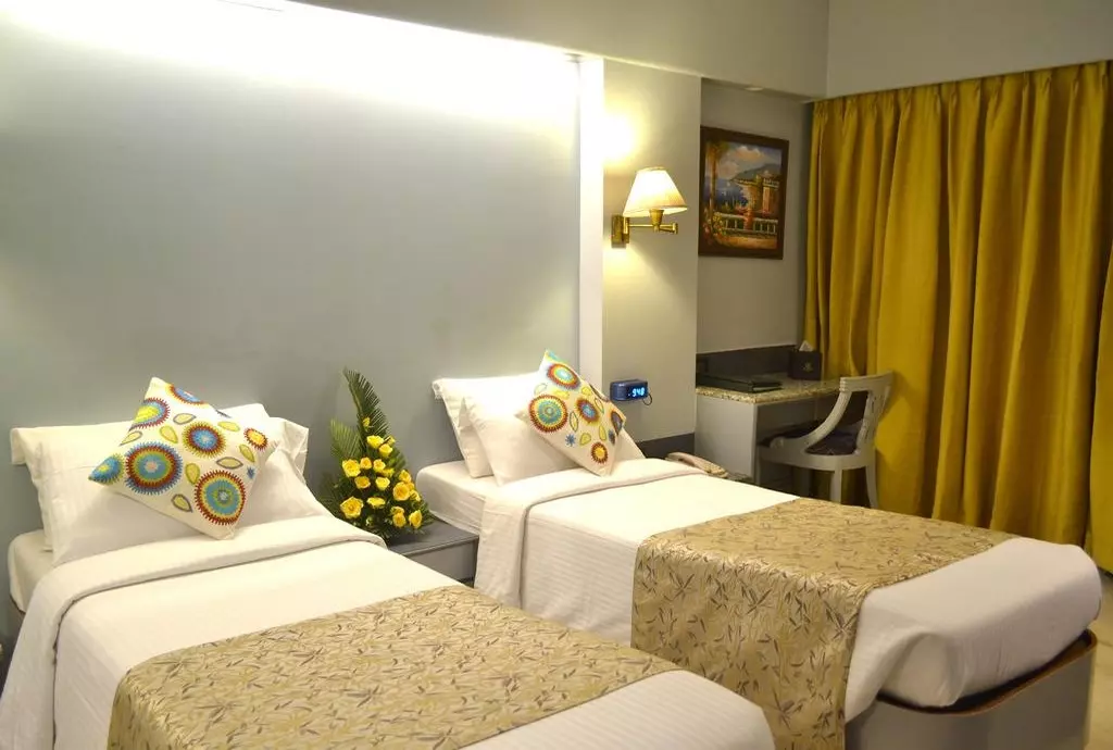 emerald_hotel_services_apartments_mumbai_shabavizparvaz_02.jpg