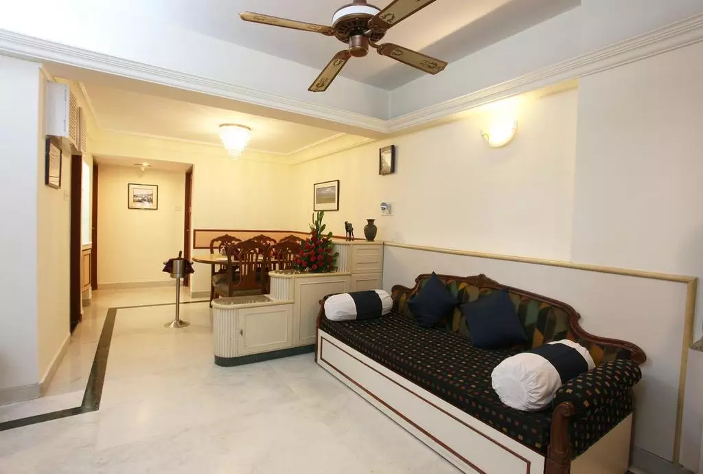 emerald_hotel_services_apartments_mumbai_shabavizparvaz_05.jpg