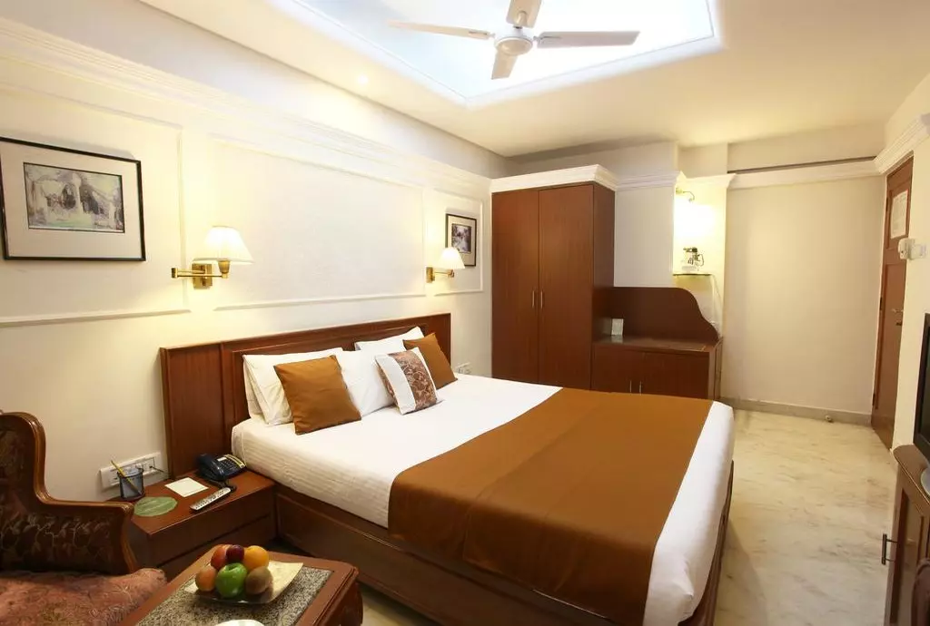 emerald_hotel_services_apartments_mumbai_shabavizparvaz_13.jpg