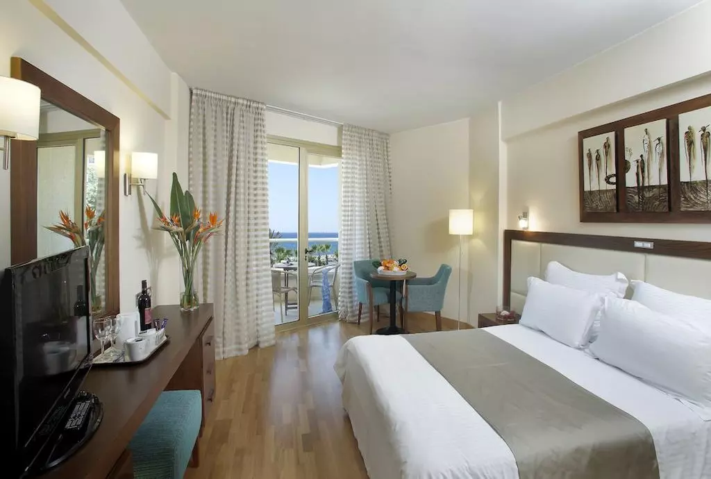 golden_bay_beach_larnaca_shabavizparvaz_04.jpg golden_bay_beach_larnaca_shabavizparvaz_04.jpg