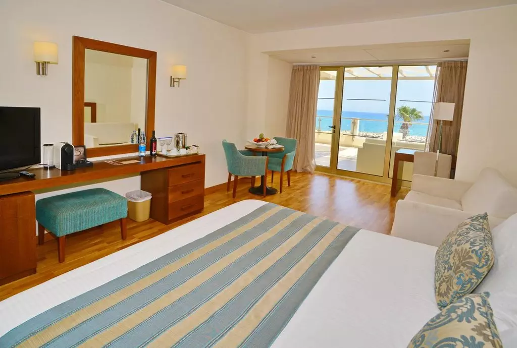 golden_bay_beach_larnaca_shabavizparvaz_07.jpg golden_bay_beach_larnaca_shabavizparvaz_07.jpg