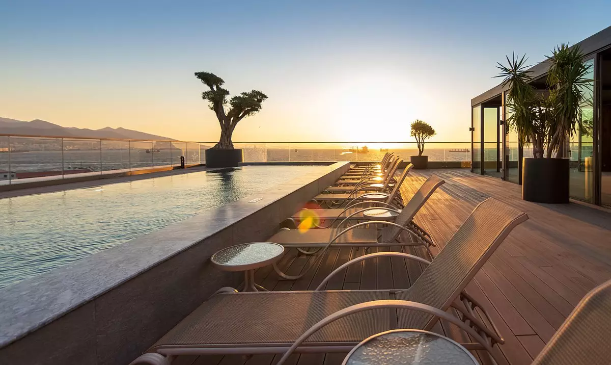 استخر روباز هتل ازمیر ماریوت استخر روباز هتل ازمیر ماریوت