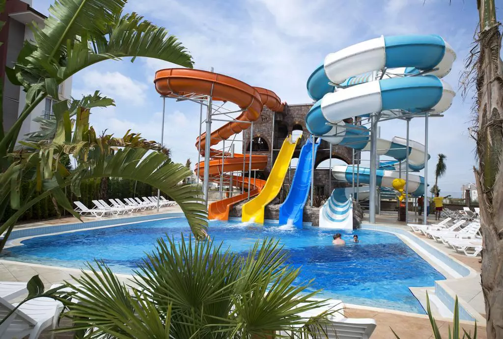 lara_family_club_shabavizparvaz_02.jpg lara_family_club_shabavizparvaz_02.jpg