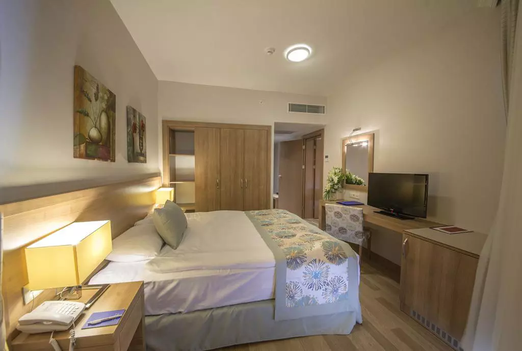 lara_family_club_shabavizparvaz_03.jpg lara_family_club_shabavizparvaz_03.jpg