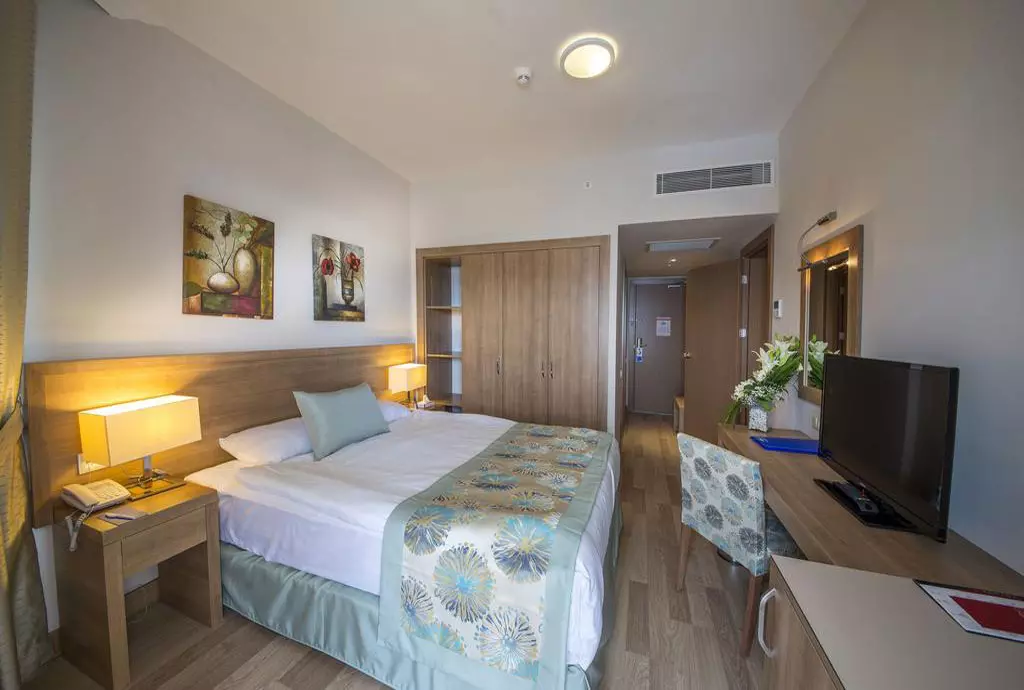 lara_family_club_shabavizparvaz_04.jpg lara_family_club_shabavizparvaz_04.jpg