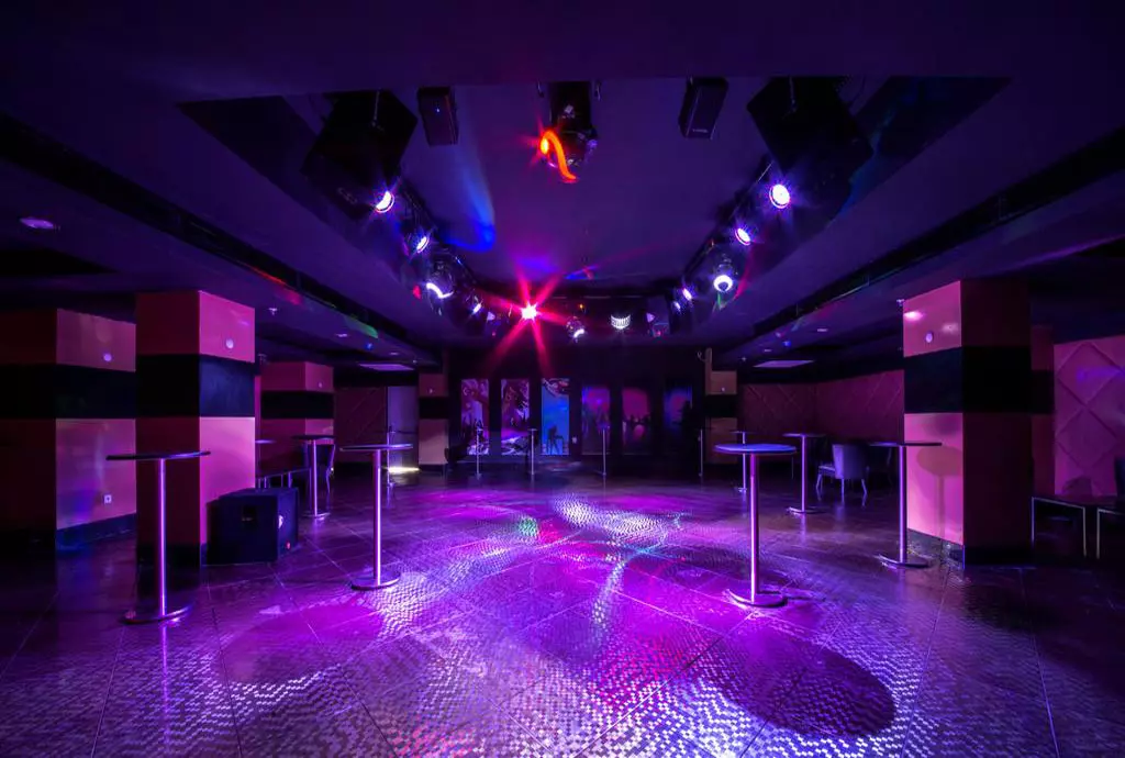 lara_family_club_shabavizparvaz_21.jpg lara_family_club_shabavizparvaz_21.jpg