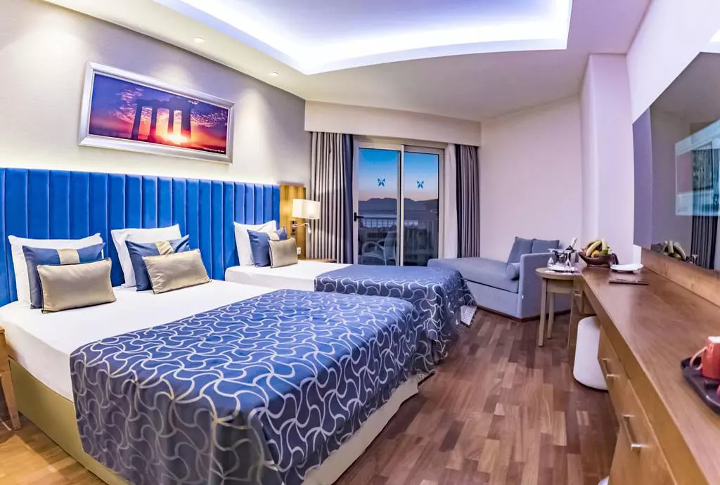 liberty_lara_shabavizparvaz_03.jpg liberty_lara_shabavizparvaz_03.jpg