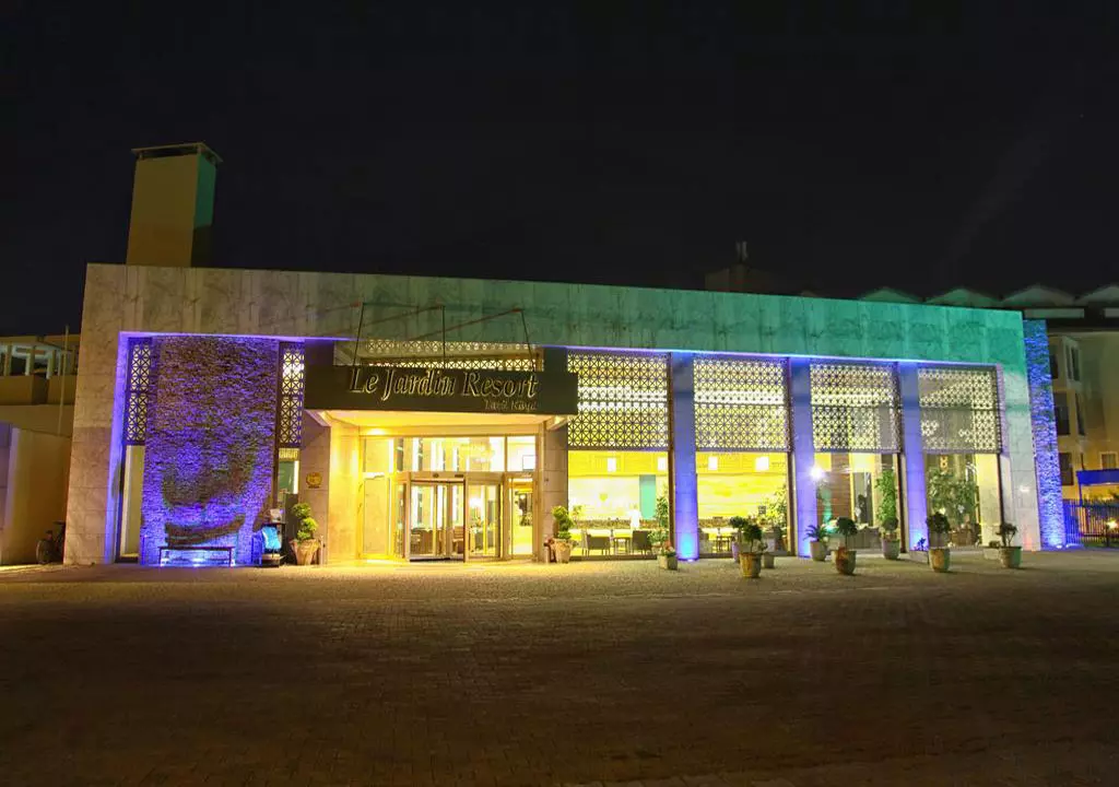 queens_park_lejardin_shabavizparvaz_20.jpg