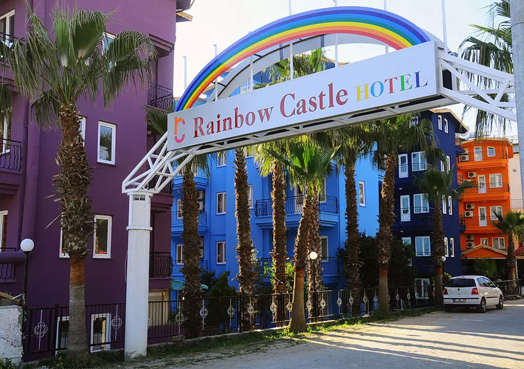 rainbow_castle_side_shabavizparvaz_01.jpg