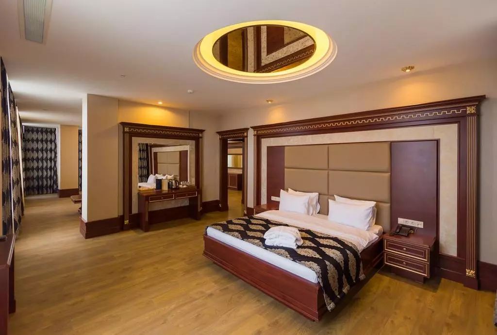 renaissance_palace_baku_shabavizparvaz_01.jpg renaissance_palace_baku_shabavizparvaz_01.jpg