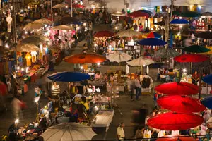 shopping_at_night_market_in_chiang_mai_shabavizparvaz.jpg