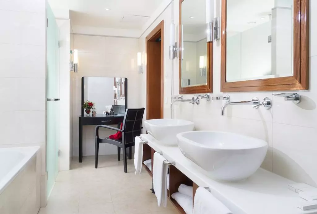 solo_sokos_palace_bridge_st_petersburg_shabavizparvaz_05.jpg solo_sokos_palace_bridge_st_petersburg_shabavizparvaz_05.jpg