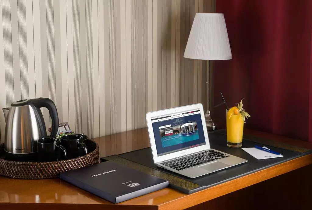 solo_sokos_palace_bridge_st_petersburg_shabavizparvaz_17.jpg solo_sokos_palace_bridge_st_petersburg_shabavizparvaz_17.jpg